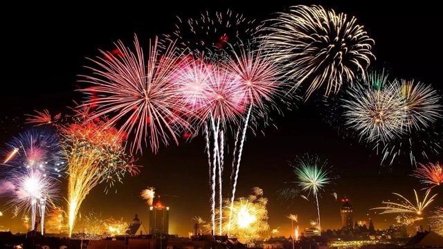 ¿Qué sales dan color a los fuegos artificiales?